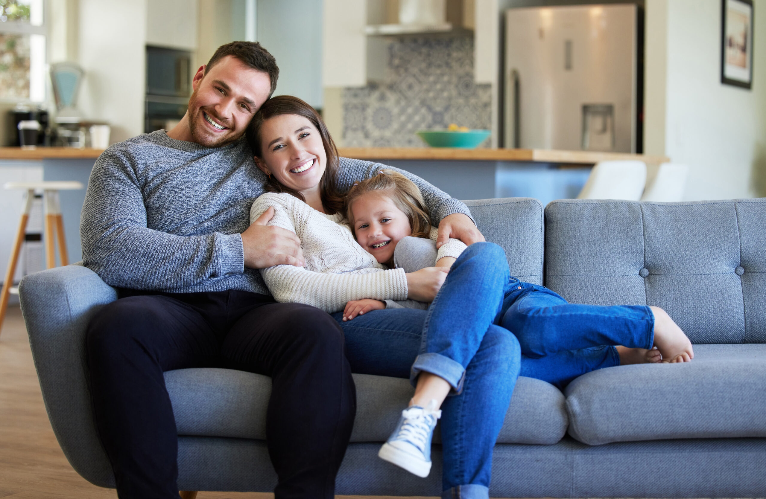 Familia evaluando su plan financiero